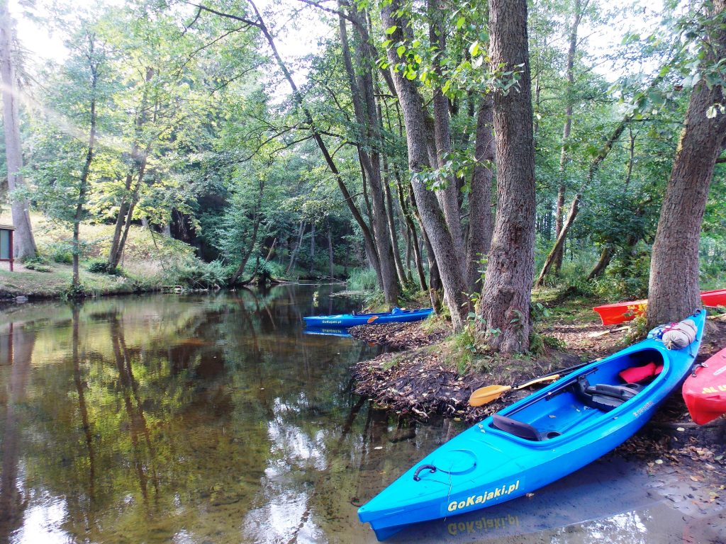 unsere Kanus auf dem Fluss Brda