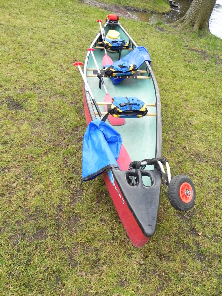 Kanadierboot Rainbow Apache mit Schwimmweste und Paddeln zu mieten